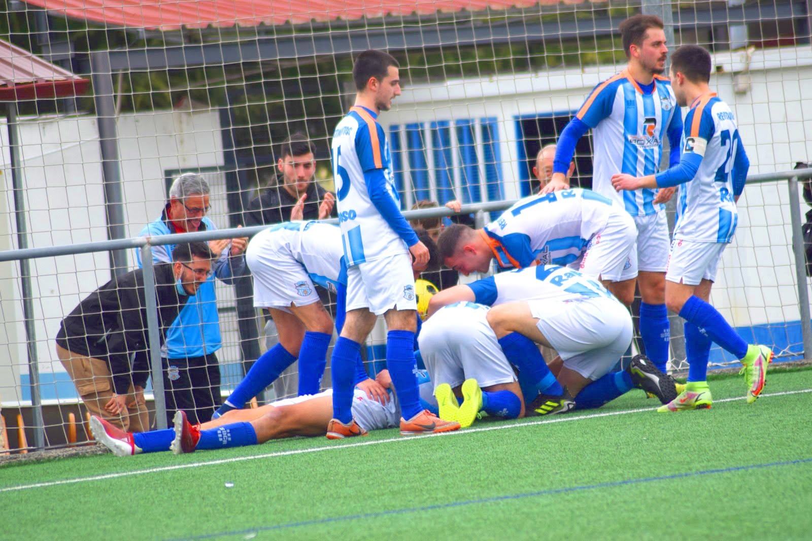 Xogadores do primeiro equipo da SDC Residencia celebrando un gol